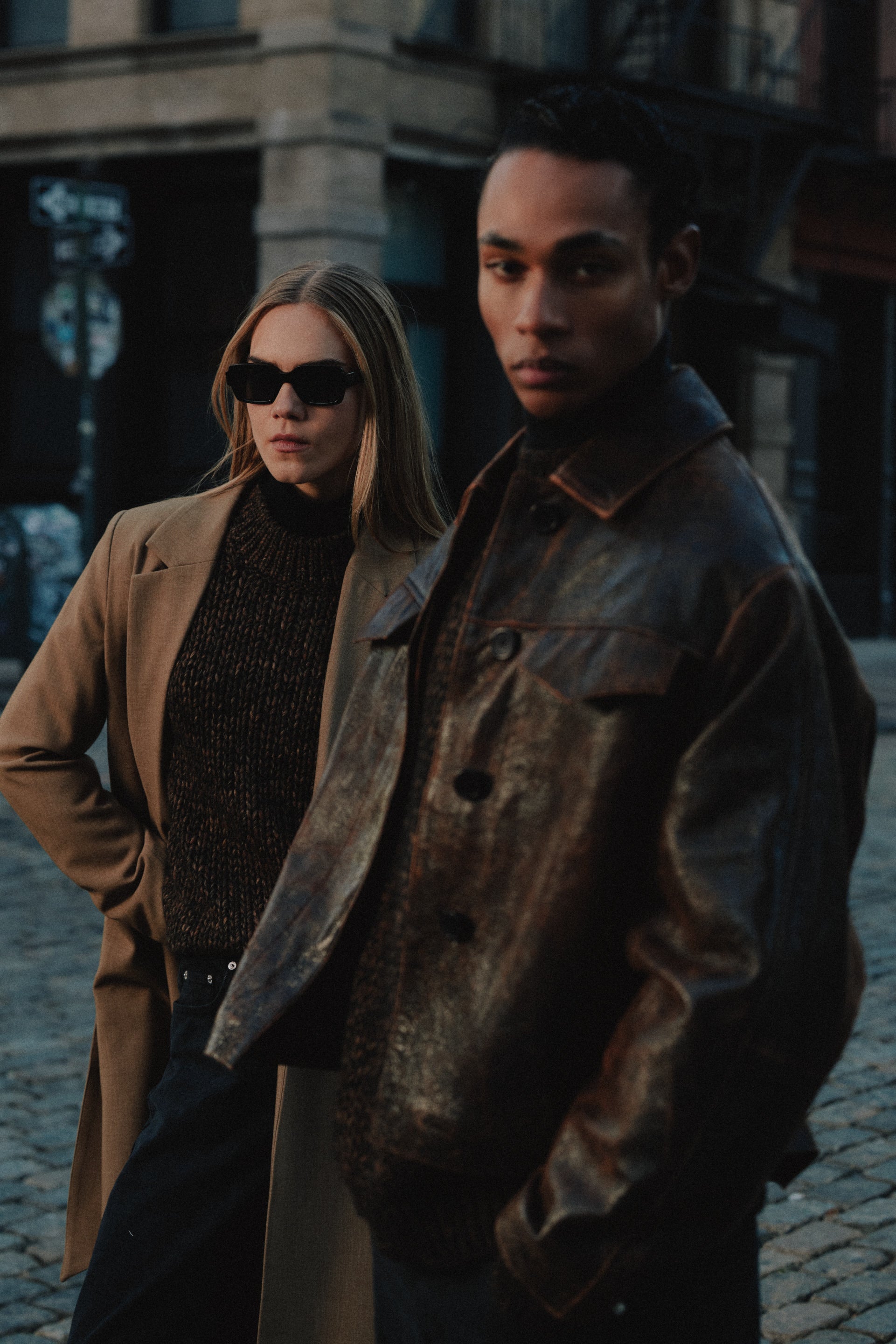 Un homme et une femme portant Minimum dans les rues de New York.