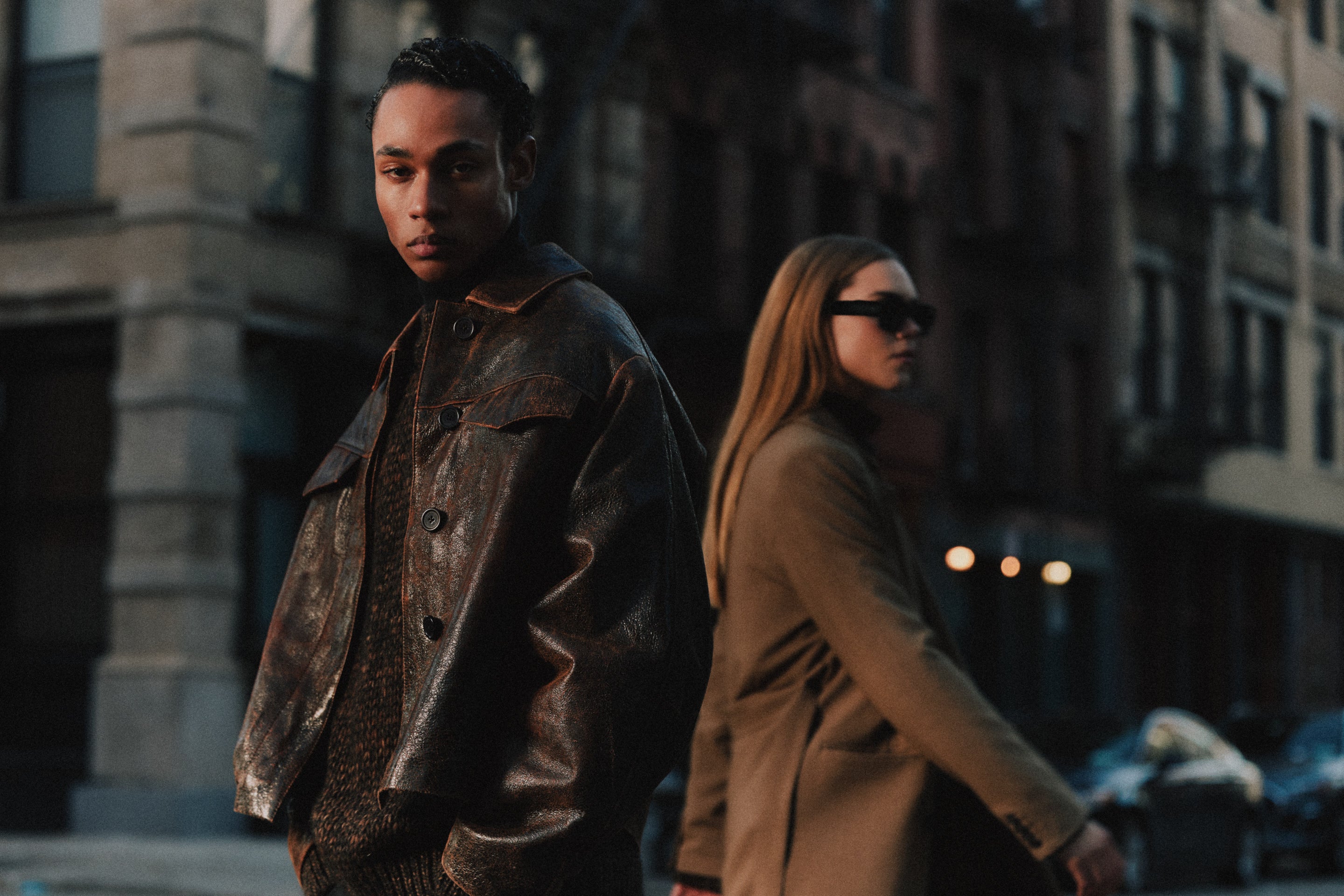 Un homme et une femme portant Minimum dans les rues de New York.